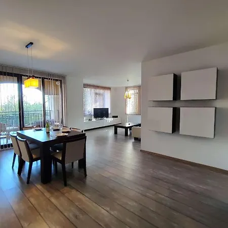 Apartment Luxury - King Size Bed. Pool. Free Parking. *